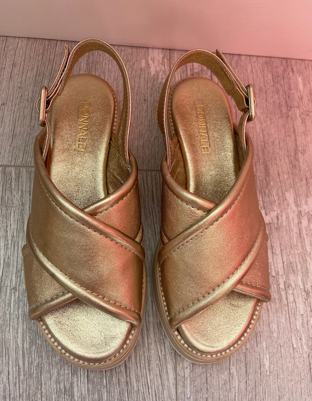 Cross over leather sandals in gold