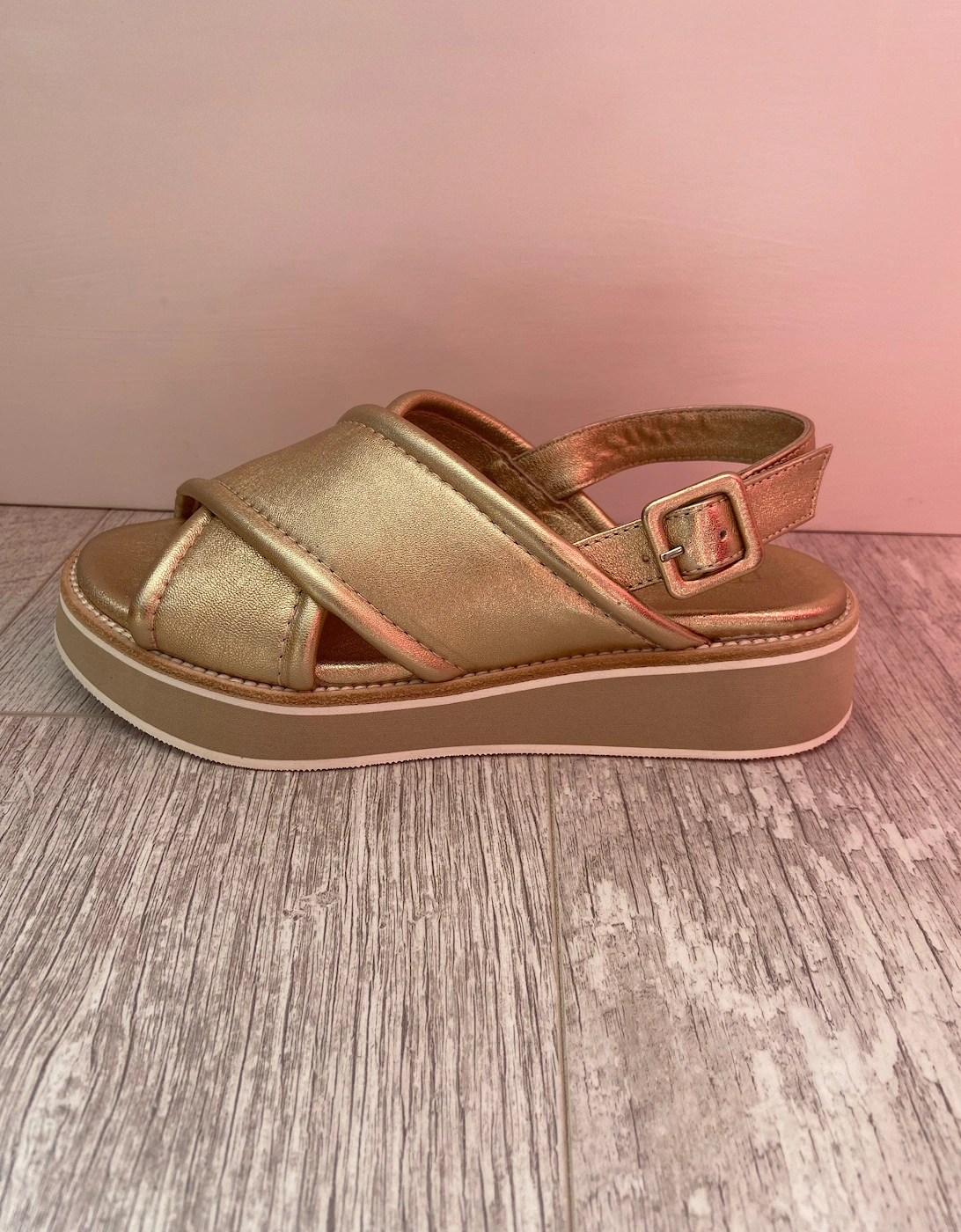 Cross over leather sandals in gold