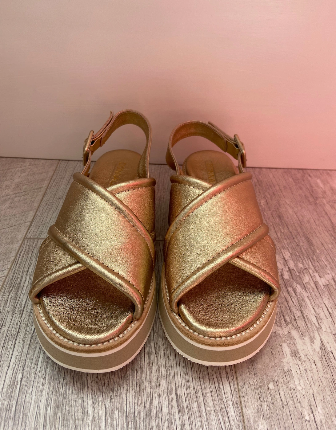 Cross over leather sandals in gold, 5 of 4