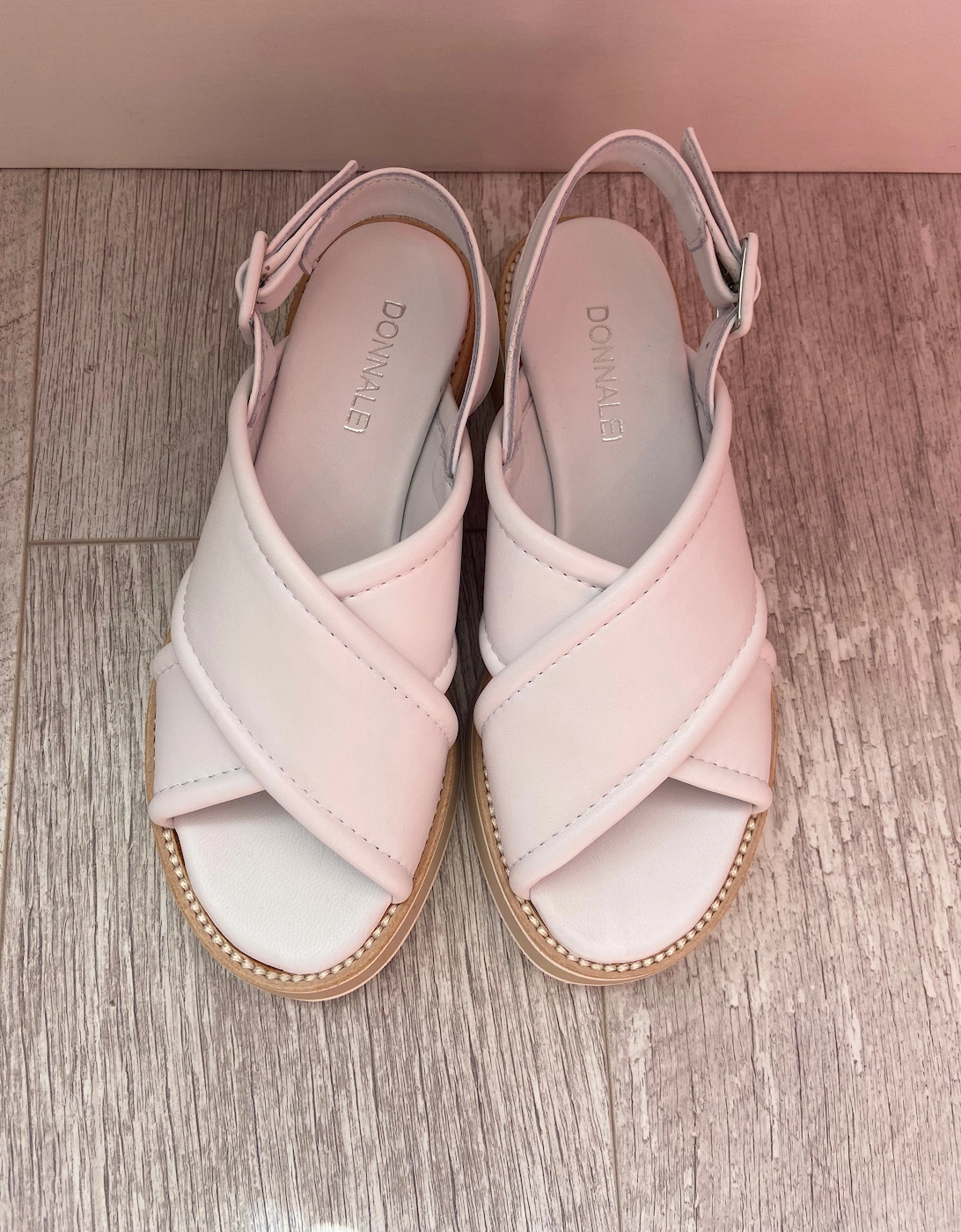 Cross over leather sandals in white