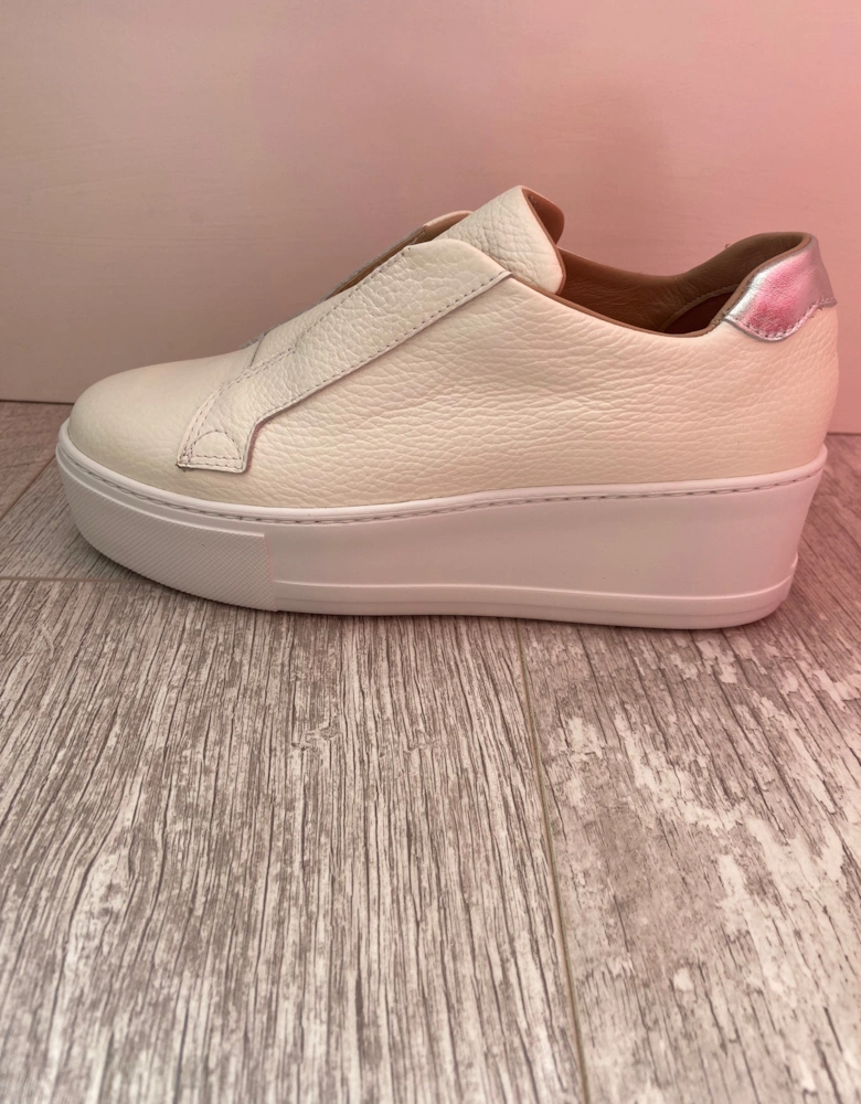 Slip on trainers in white