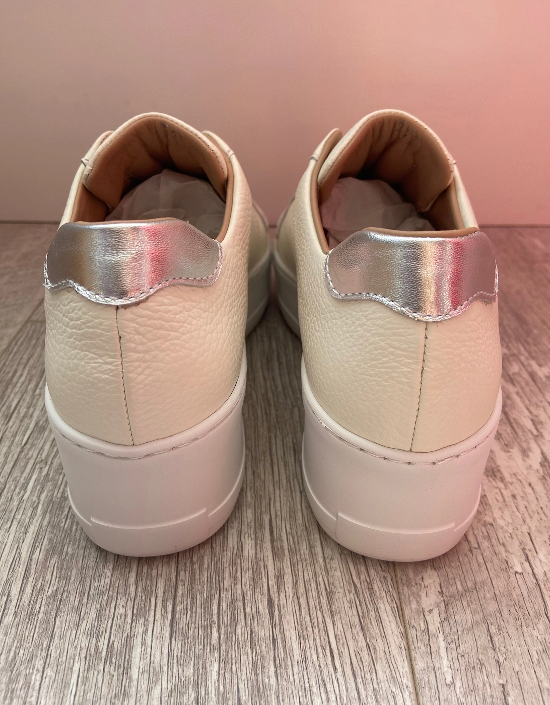 Slip on trainers in white