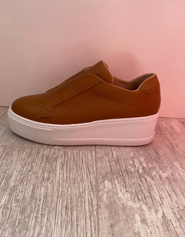 Slip on trainers in tan