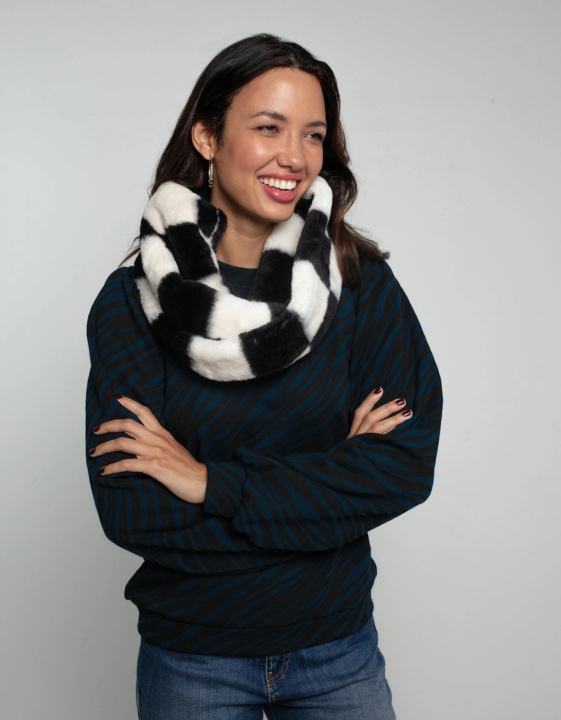 SNUGGY FAUX FUR SNOOD-BLACK AND WHITE