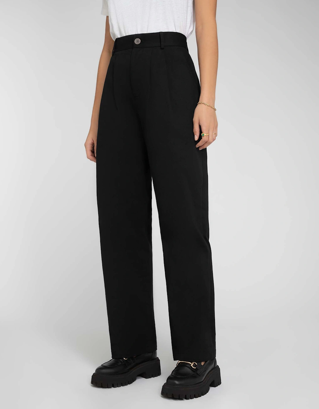 Cinnamon Relaxed Trousers in Black Linen