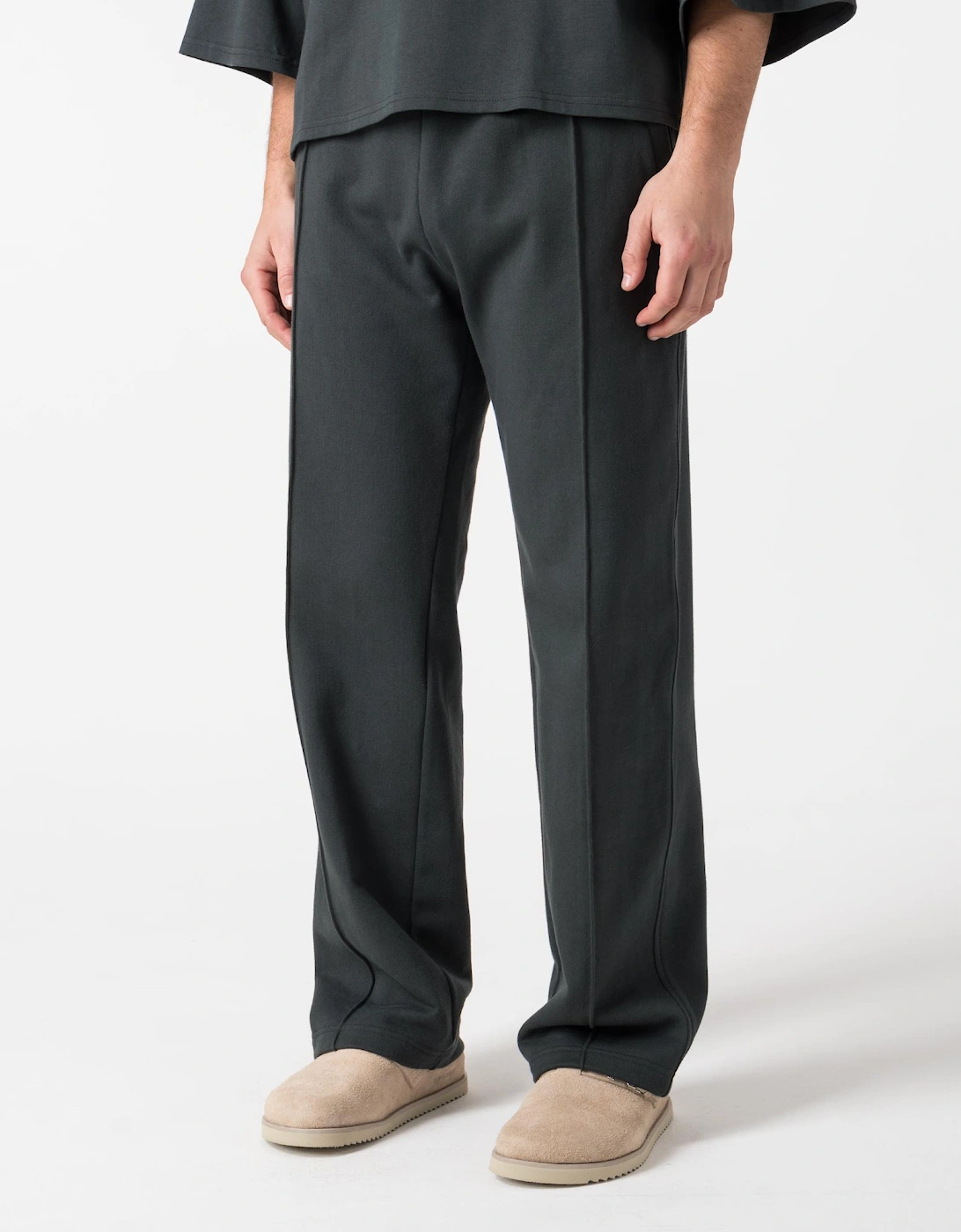 Relaxed Fit Essential Pleated Joggers