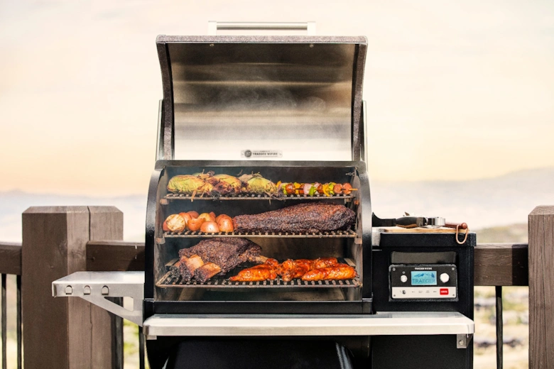 Timberline 850 Pellet Grill Black + FREE 850 COVER