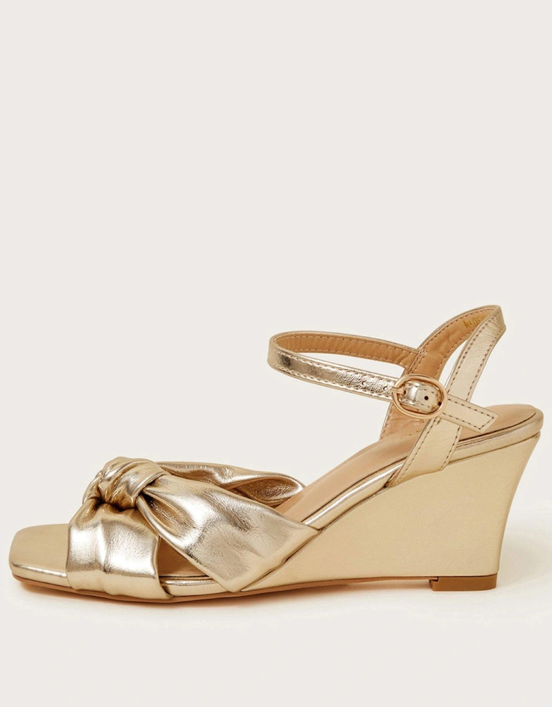 Gold Knot Front Wedge