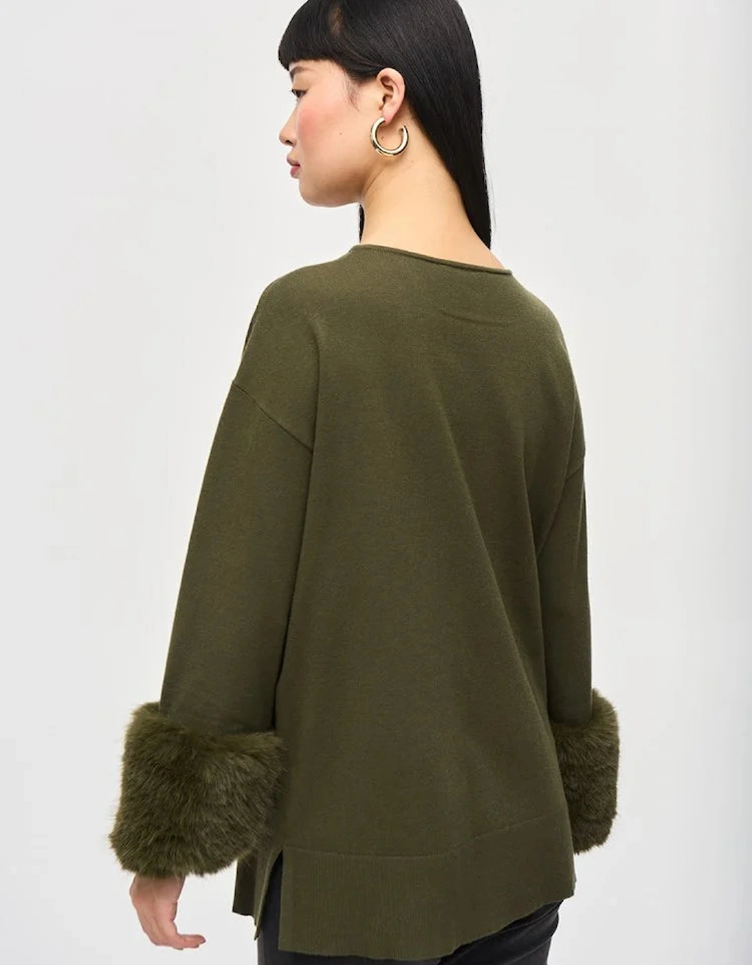 V neck sweater with faux fur cuffs