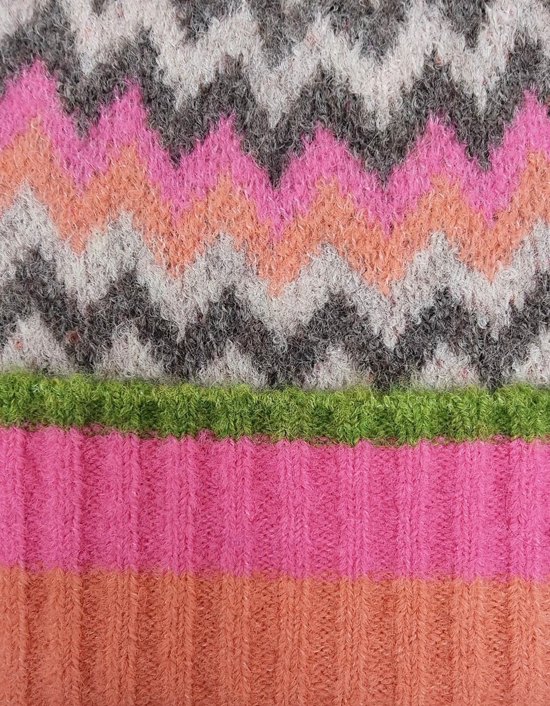 DORA CHEVRON BEANIE IN PINK MIX