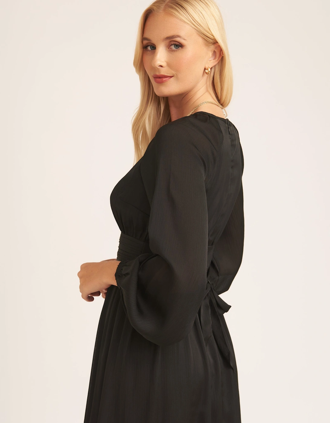 Black Crew Neck Twist Front Ruched Waist Maxi Dress