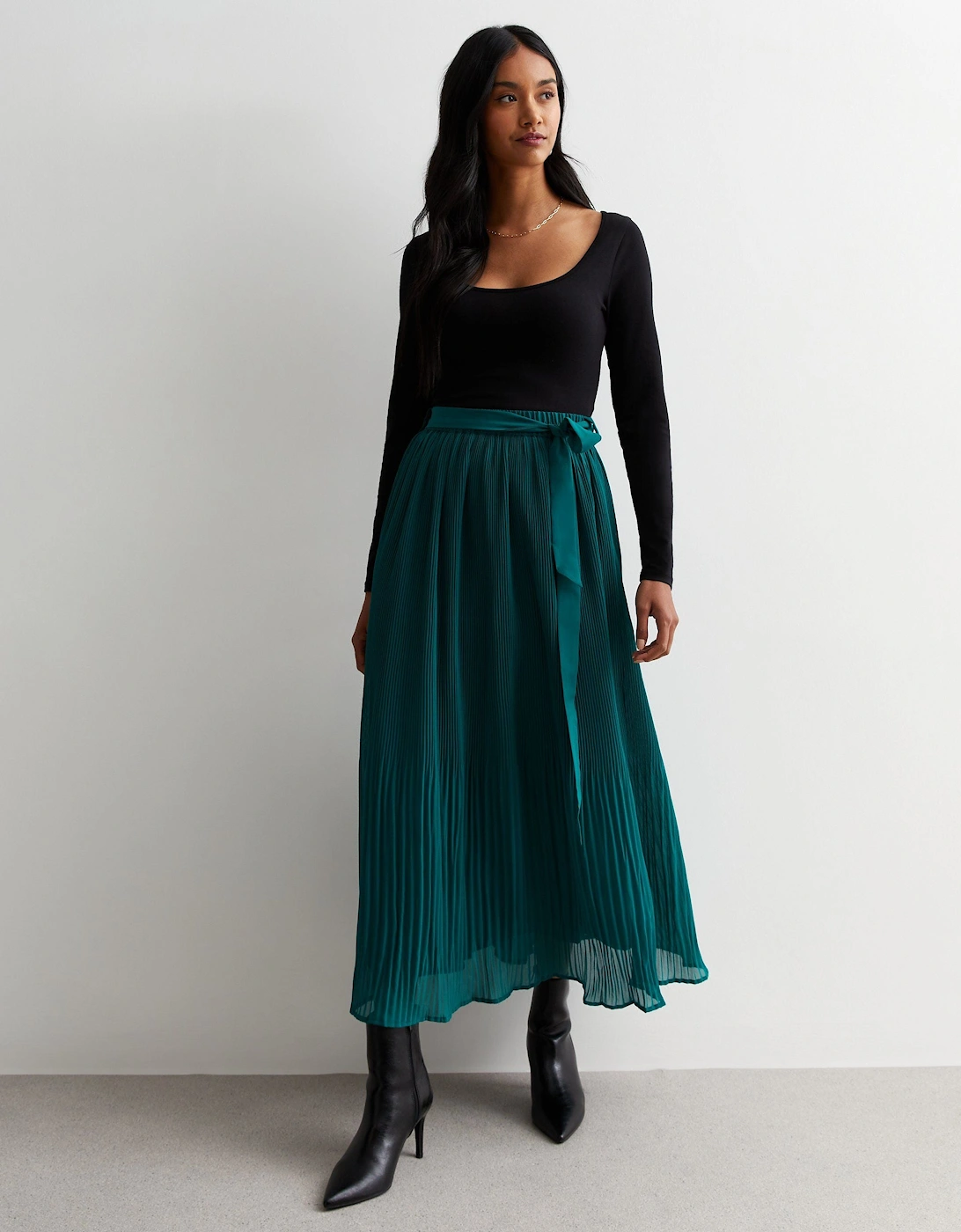 Green Pleated Belt Detail Midi Skirt