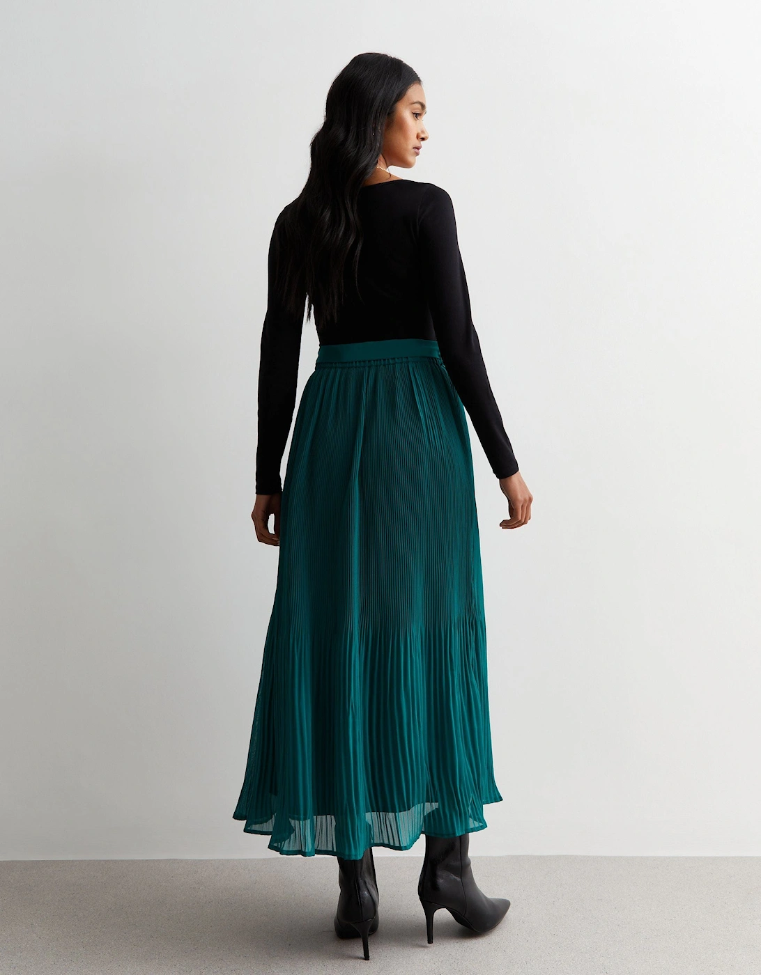 Green Pleated Belt Detail Midi Skirt