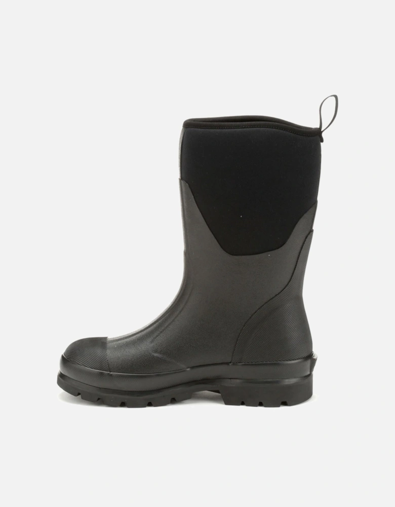 Muck Boots model Chore Classic Short Boots Female in Black