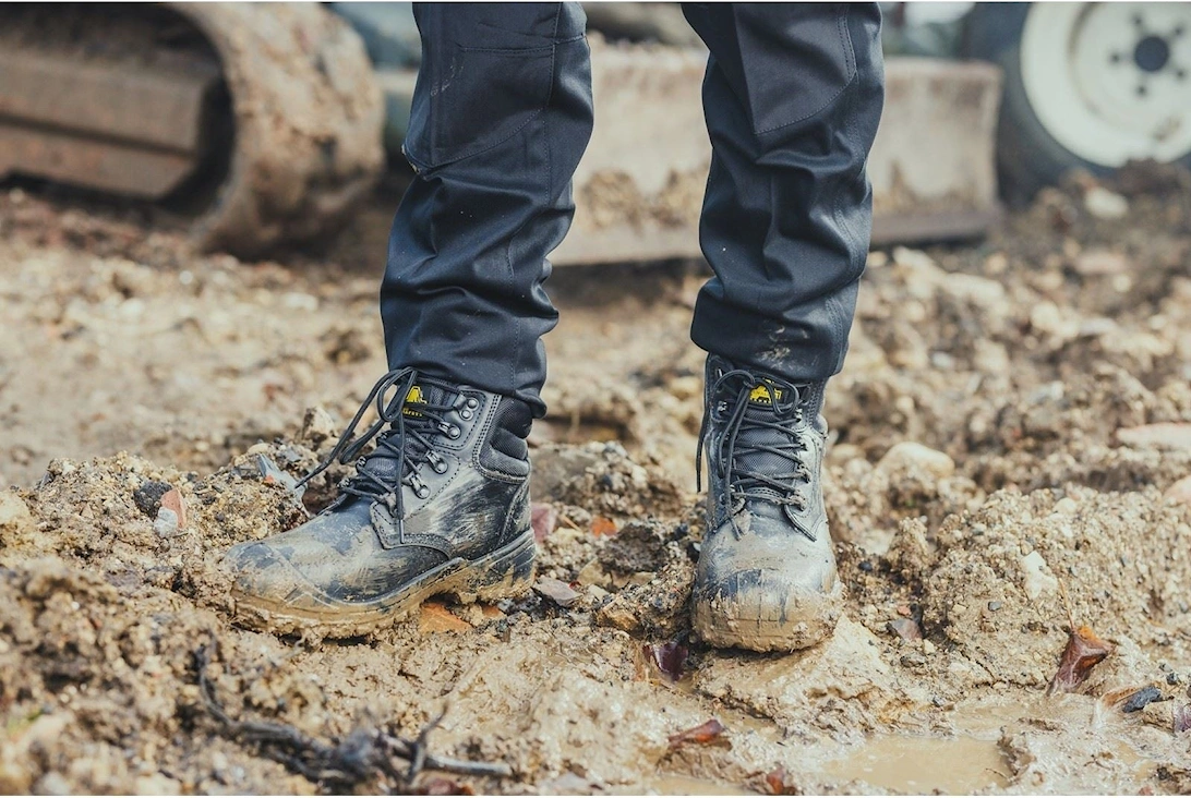 model 241 Safety Boot Unisex in Black