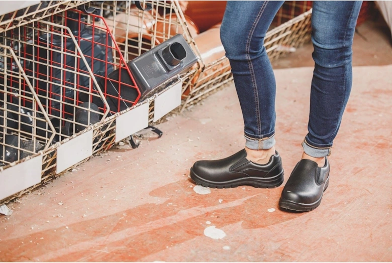 model AS716C Safety Shoes Female in Black