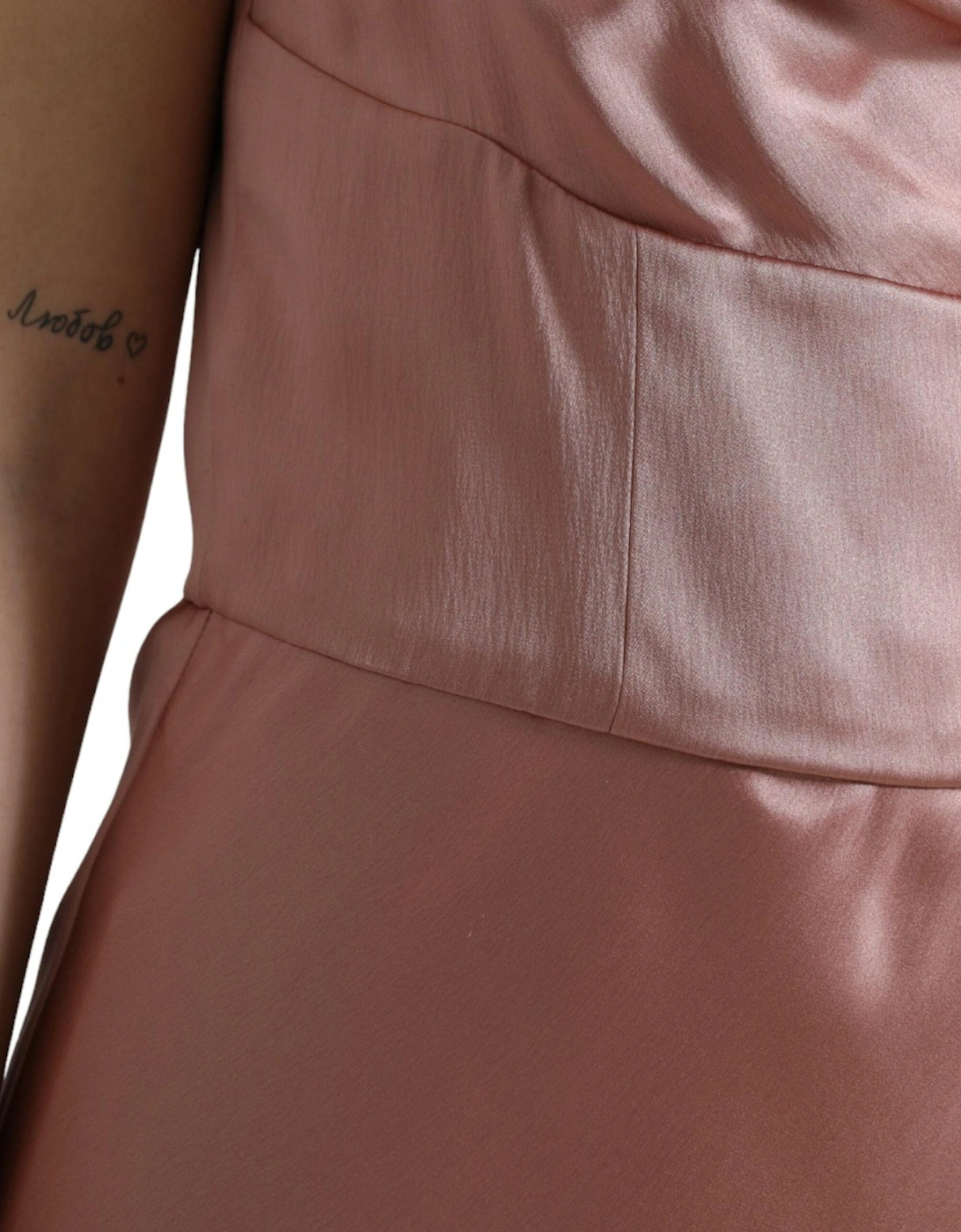 Long Silk Dress with Sensual Neckline and Zipper Closure. Women - Pink