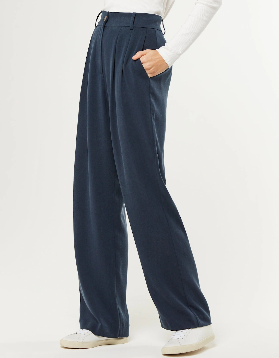 Cinnamon Straight Leg Trousers in Navy
