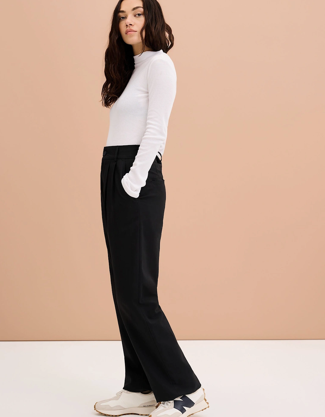 Cinnamon Relaxed Trousers in Black