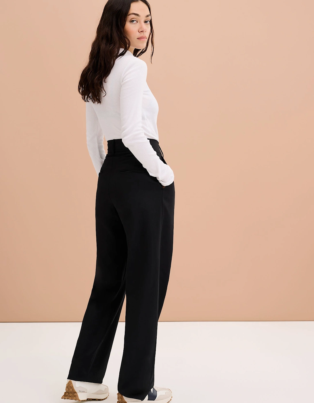 Cinnamon Relaxed Trousers in Black