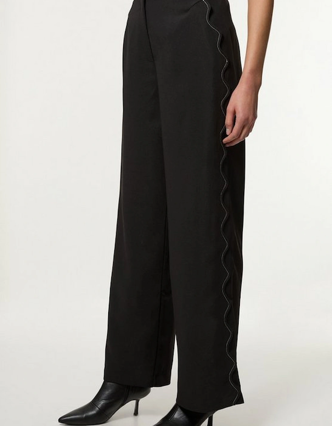 Scallop Trim Woven Crepe Trouser