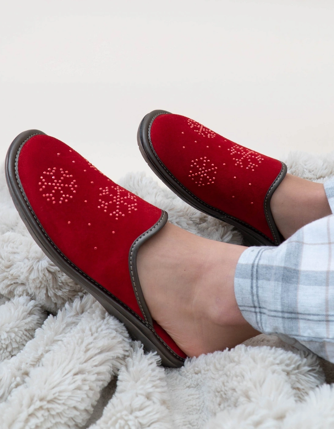 1747 (AFELPADO) Womens Suede Mule Slippers Cherry