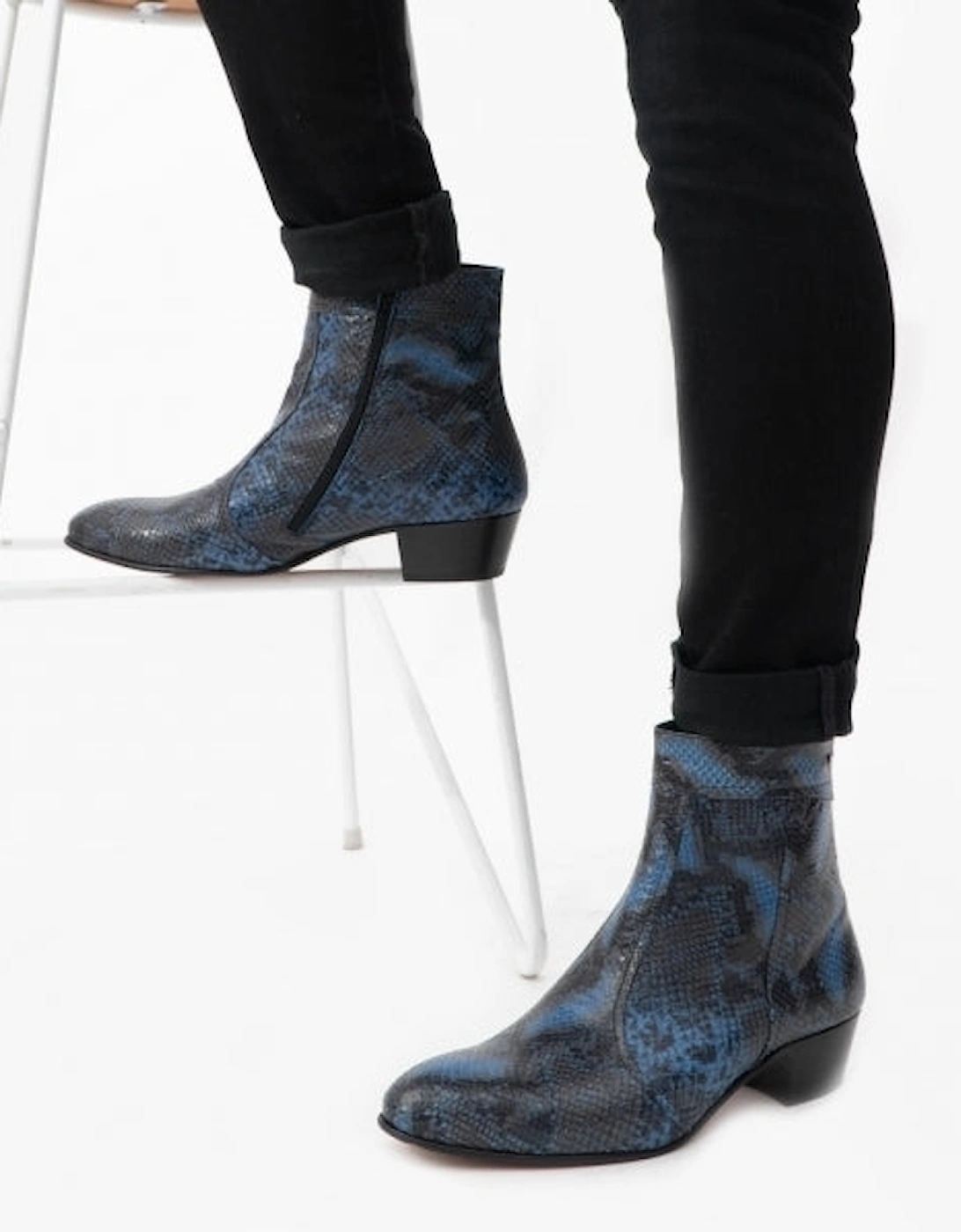 EMMANUEL Mens Snakeprint Leather Cuban Heel Boots Azul