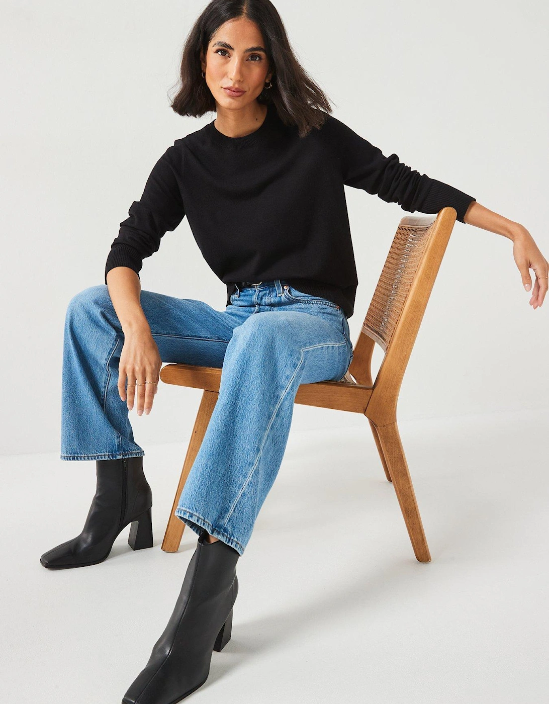 Relaxed Crew Neck Jumper - Black