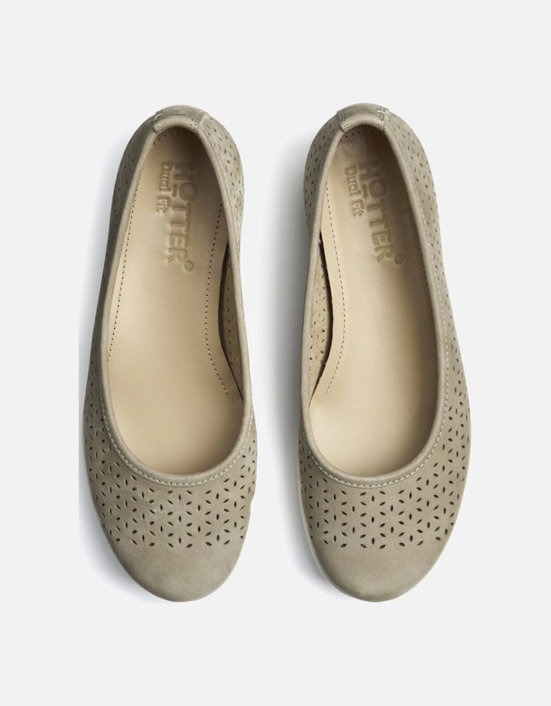 Livvy II Womens Pumps