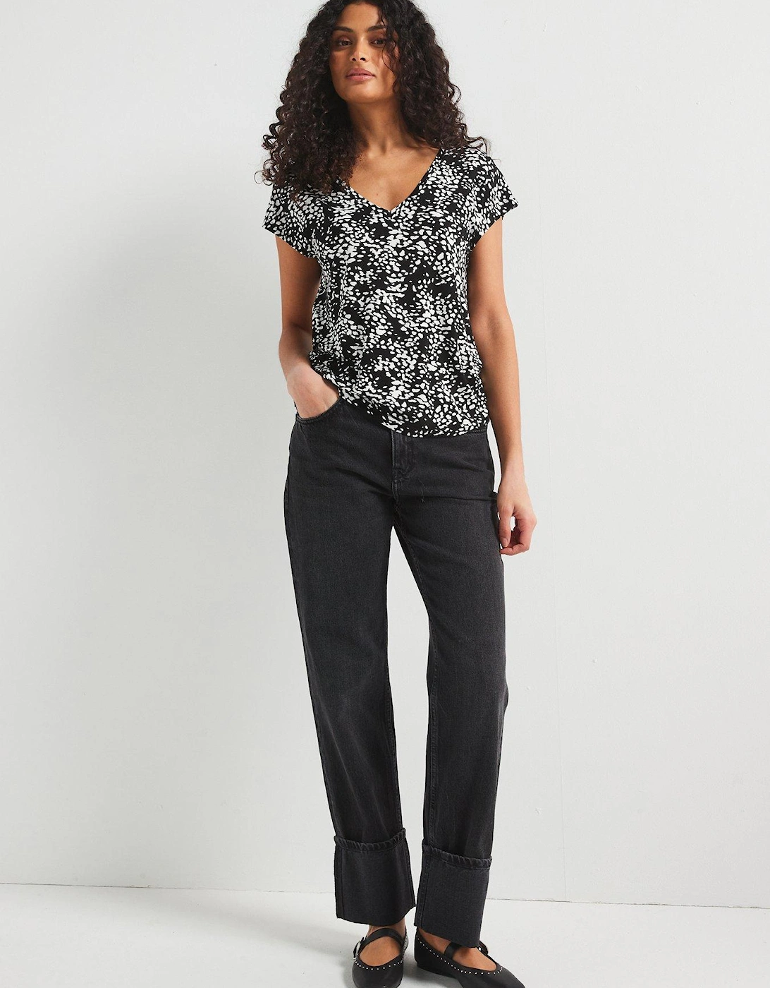 The Essential V Neck T-Shirt - Mono