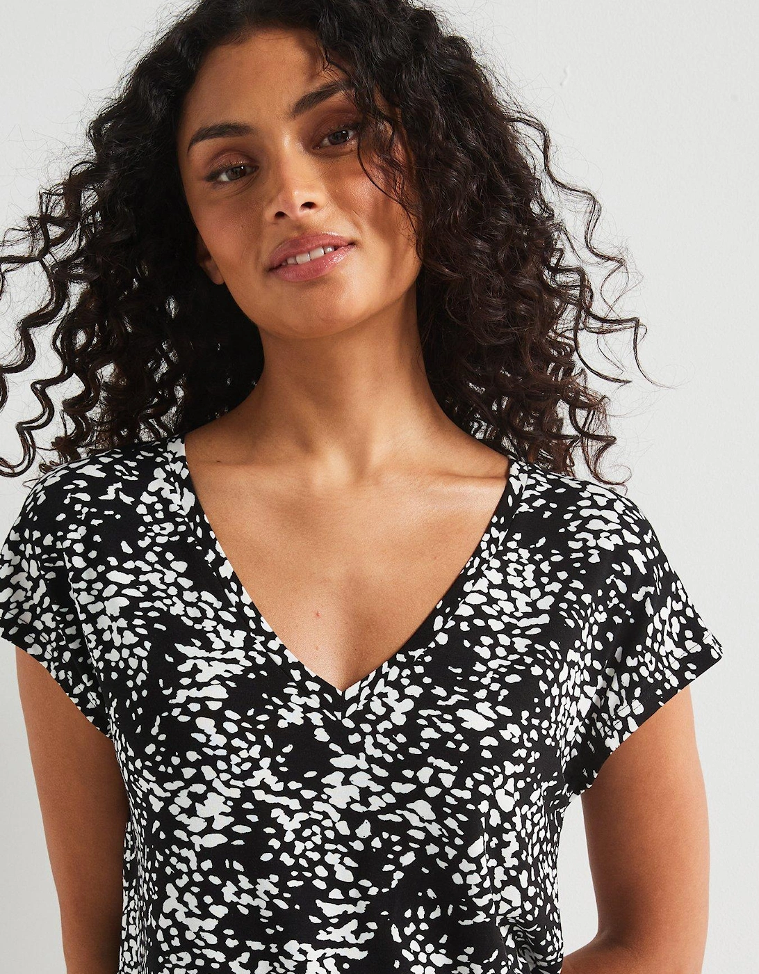 The Essential V Neck T-Shirt - Mono