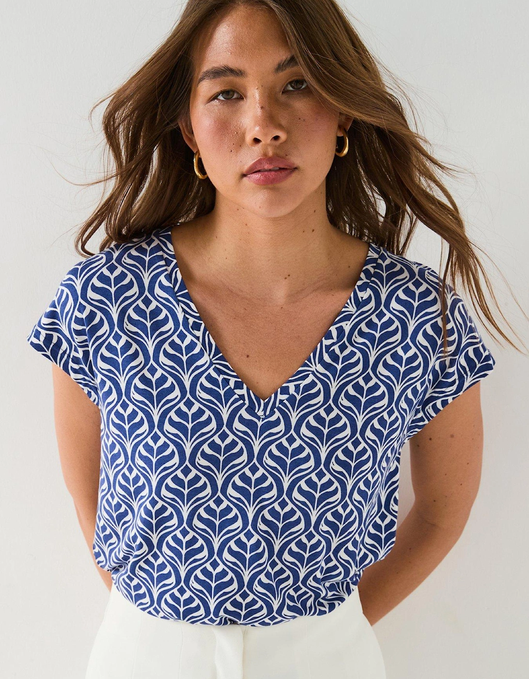 The Essential V Neck Print Leaf T-Shirt - Blue, 2 of 1