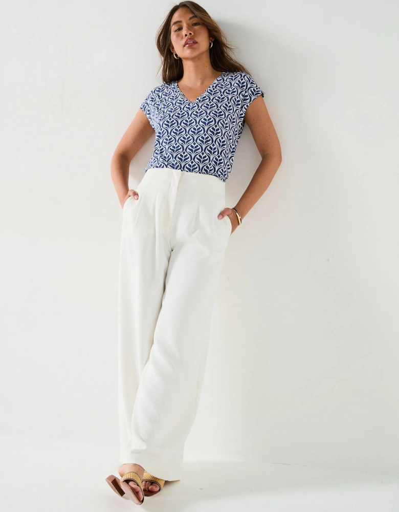 The Essential V Neck Print Leaf T-Shirt - Blue