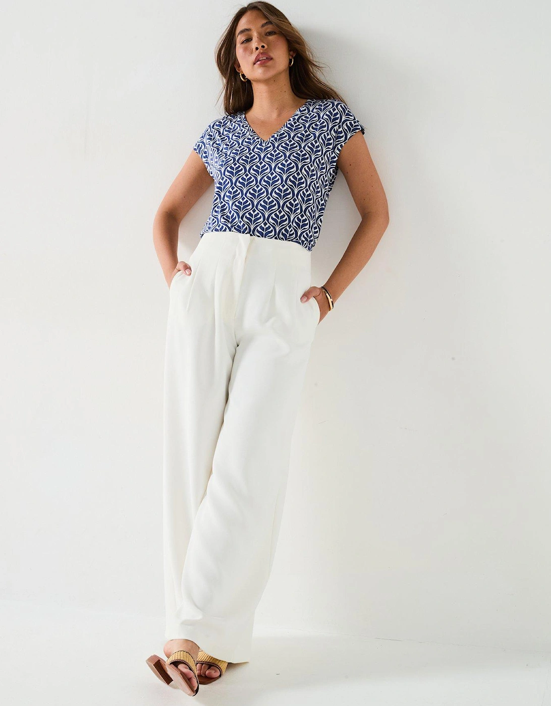 The Essential V Neck Print Leaf T-Shirt - Blue