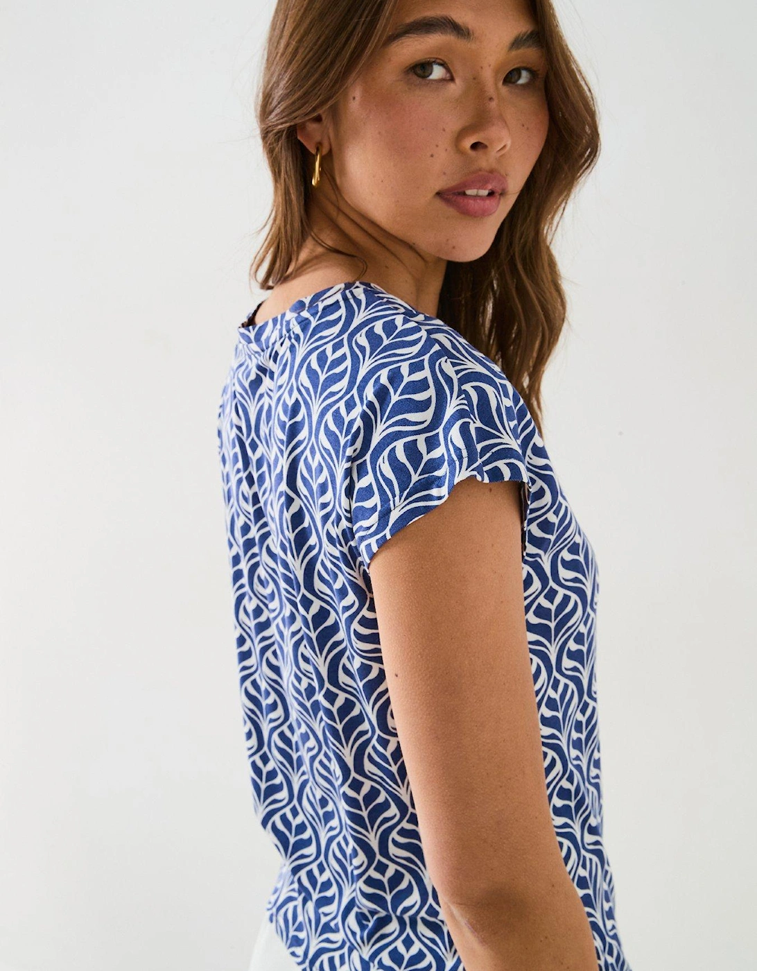 The Essential V Neck Print Leaf T-Shirt - Blue