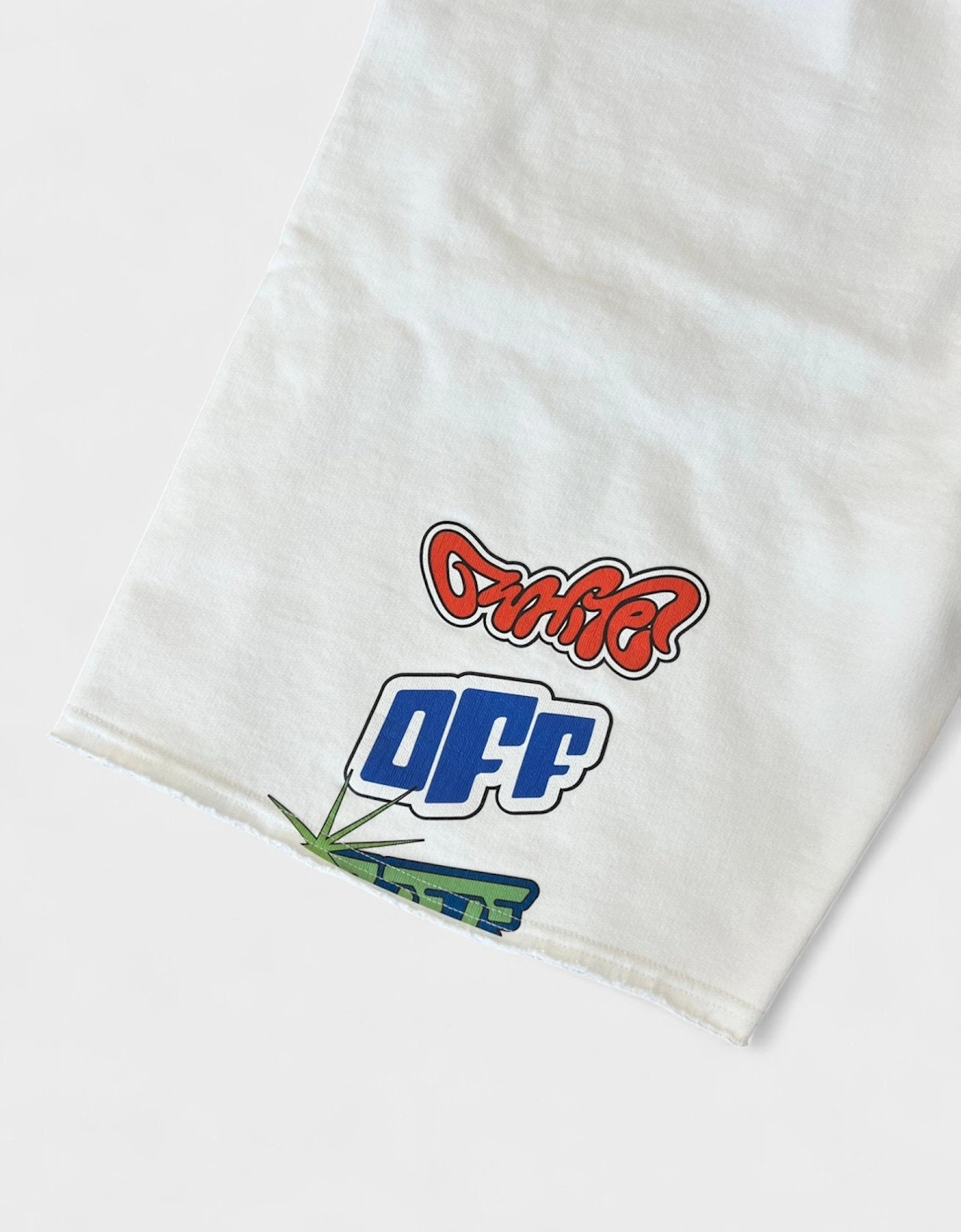 Arrow Sticker Sweatshorts White