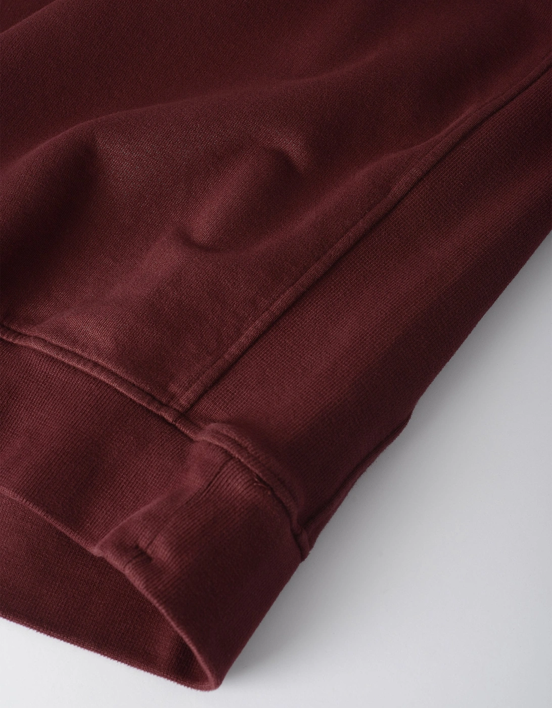 S0A20 Compass Badge Sweater Burgundy