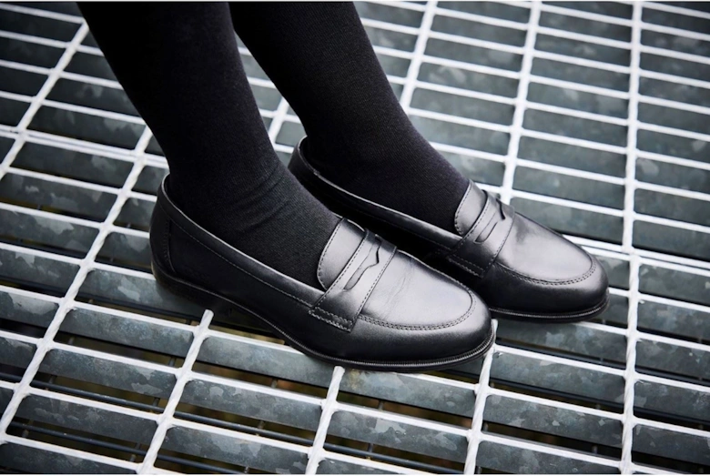 Islay Leather Girls's Black Loafers
