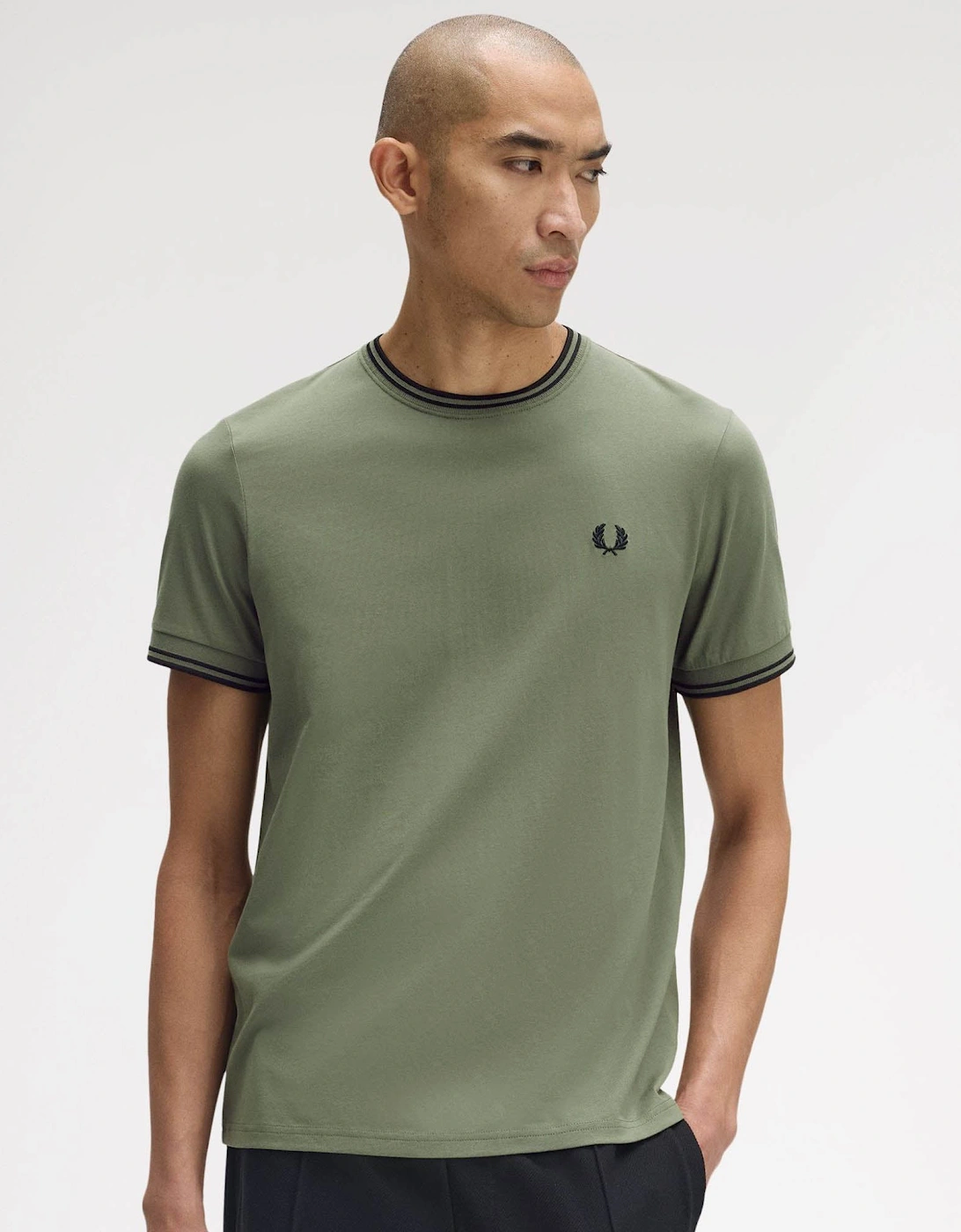 Fred Perry Men's Tan Twin Tipped T-Shirt - Laurel Wreath Green/Black/Black Z50 - : 40 L