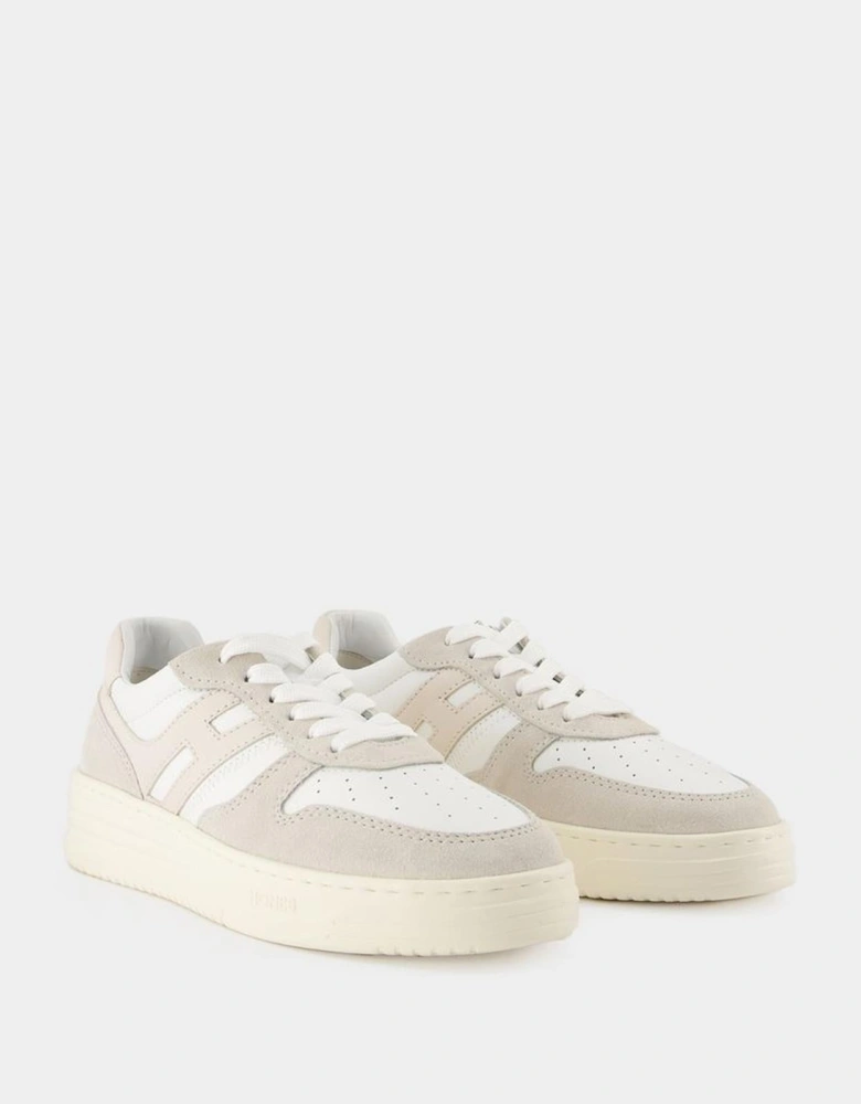Comfortable Lace-Up Footwear for Everyday Activities