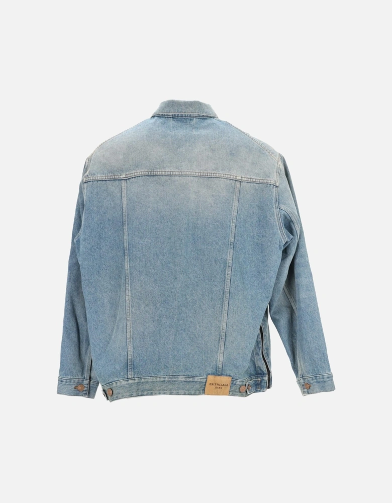 Classic Denim Jacket with Button Closure and Pocket Accents