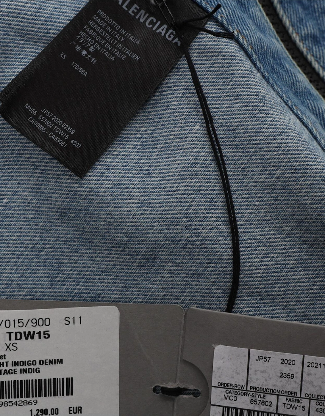 Classic Denim Jacket with Button Closure and Pocket Accents