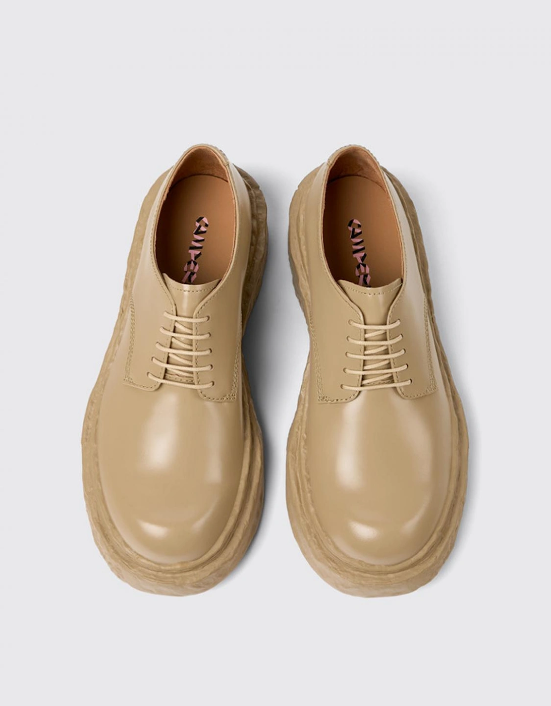 Classic Lace-Up Shoes with a Distinctive Sole Suitable for Various Occasions