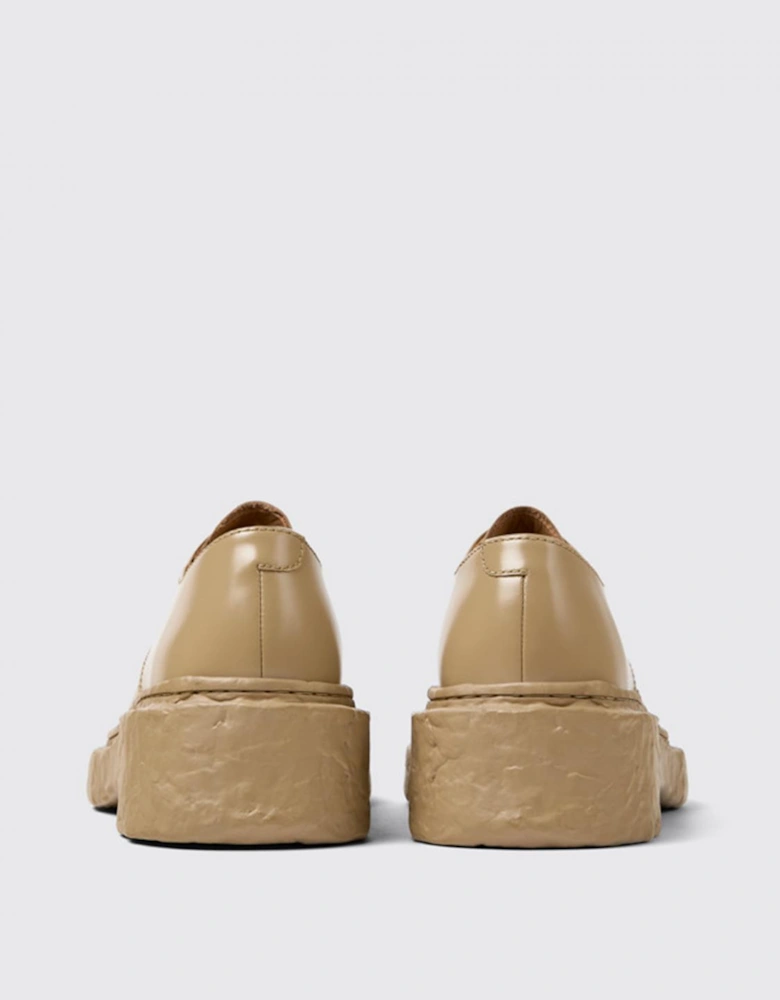 Classic Lace-Up Shoes with a Distinctive Sole Suitable for Various Occasions