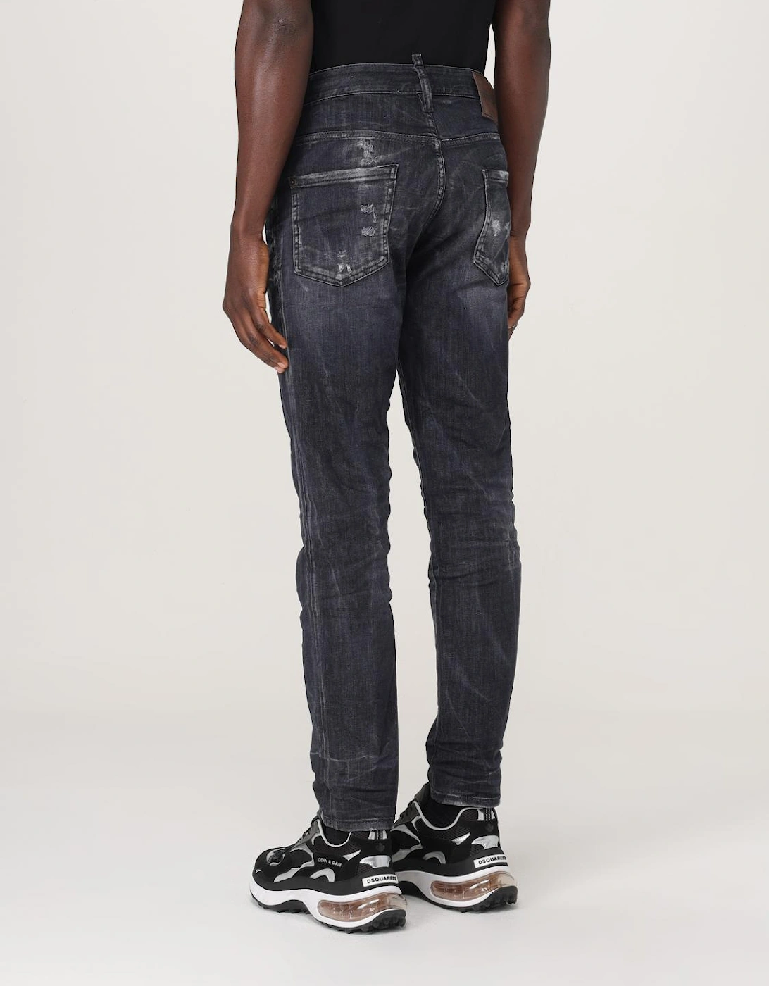 Comfortable Denim Jeans with Distressed Detailing and a Classic Fit