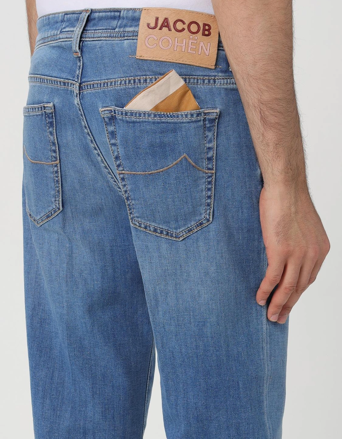 J688 Comfort Straight Jeans