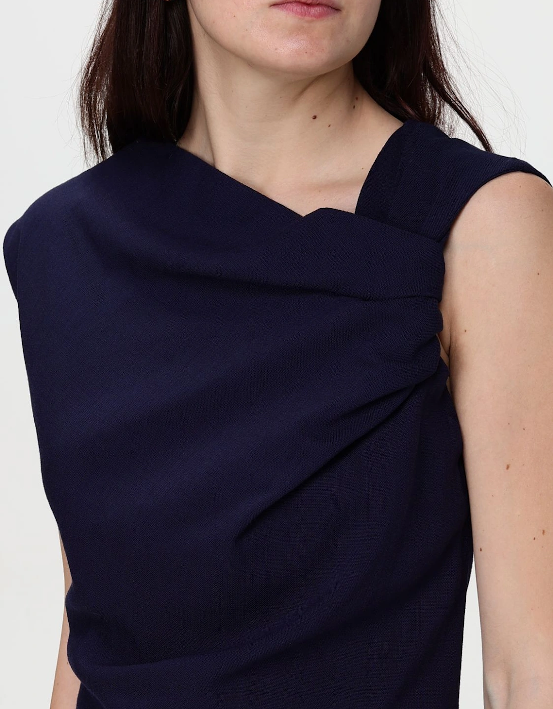 Elegant Sleeveless Dress with Ruched Detail and Fitted Silhouette for Formal Occasions