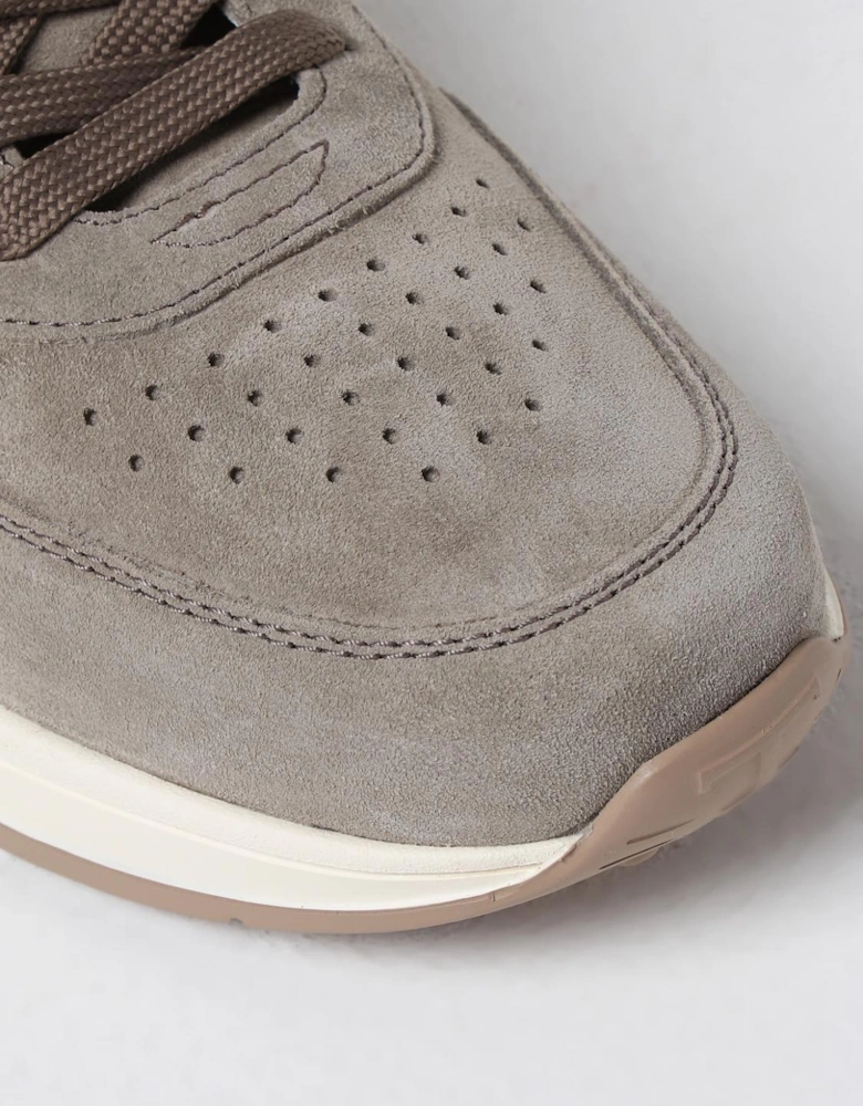 Athletic Footwear with Lace-Up Closure and Rubber Outsole for Enhanced Grip