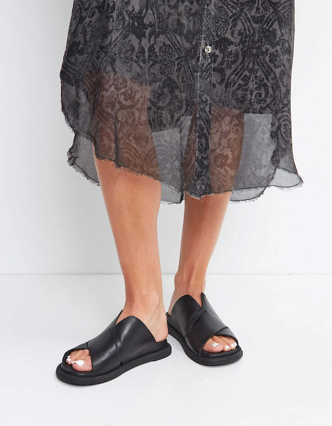V Front Leather Sandals