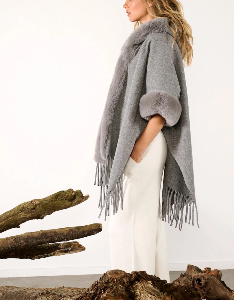 Poncho with faux fur in silver grey
